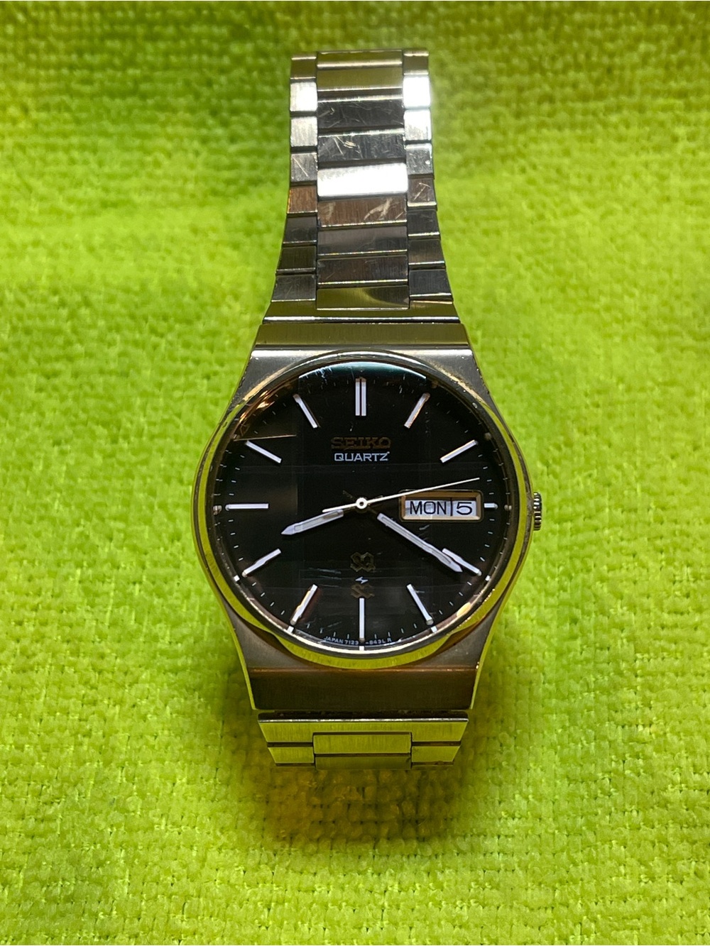 Vintage March 1980 Seiko SQ Quartz 7123-8399 Black Dial Faceted Cut Glass - RUNN
